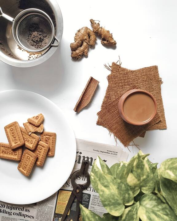 গতরাত থেকেই বৃষ্টিতে জল থই থই গোটা শহর। বাইরে আজ বেরোতে বেগ পেতে হবে অনেককেই। তবু কাজের কারণে অনেকেই বেরিয়ে পড়েছেন ইতিমধ্যেই। আর যাঁরা ভাবছেন আজ 'রেইনি ডে' কাটাবেন তাঁদের জন্য থাকল কয়েকটা খাবারের হদিশ। বৃষ্টির দিনে হাতের কাছে যা রয়েছে তা দিয়েই বানিয়ে ফেলুন এসব খাবার। প্রথমেই তালিকায় মশলা চা। আদা, লবঙ্গ, দারচিনি দিয়ে বানিয়ে নিন চা।