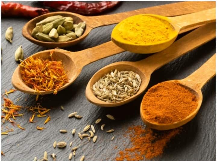 Few Indian spices that helps in weight loss weight loss from kitchen Weight Loss Tips: आपके किचन में ही है वेट लॉस का सीक्रेट, इन मसालों का करें इस्तेमाल और तेजी से कम करें वजन