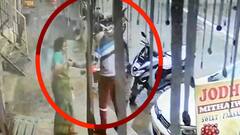 महिलेच्या गळ्यातील सोनसाखळी खेचून चोरटा फरार, पाठलाग करताना महिला फरफटत रस्त्यावर पडली