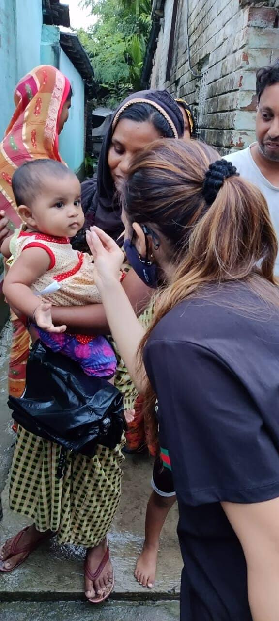 শিশুদের সঙ্গেও অনায়াসেই মিশে যান তিনি। তারকা ইমেজ ভেঙে একেবারে মাটির কাছাকাছি কাজ করতে দেখা গেল তারকা সাংসদকে।