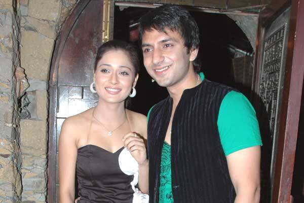 Ali Merchant and Sara Khan (2 months): सारा खान और अली मर्चेंट ने साल 2010 में रियलिटी शो, बिग बॉस 4 में नेशनल टेलीविजन पर शादी की. लेकिन शादी के 2 महीने बाद ही यानी 2011 में, इस जोड़े ने तलाक के लिए अर्जी दे दी.