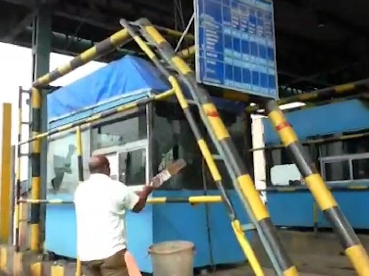 भिवंडीत मनसेचं खळ्ळखट्याक! रस्त्यांची दुरावस्था असतानाही टोल वसुली, कार्यकर्त्यांनी टोलनाका फोडला MNS riots in Bhiwandi! Despite poor condition of the roads, toll was recovered and the activists blew up toll plaza भिवंडीत मनसेचं खळ्ळखट्याक! रस्त्यांची दुरावस्था असतानाही टोल वसुली, कार्यकर्त्यांनी टोलनाका फोडला