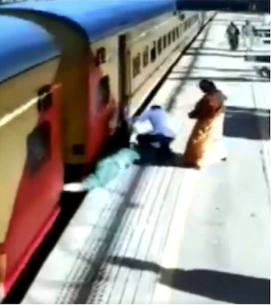 Woman slips while trying to board moving train in Mumbai, passengers rescue her. Viral video Viral video: కదులుతున్న ట్రైన్‌ని ఎక్కబోయి జారిన మహిళ... చివరికి ఏమైందో చూడండి