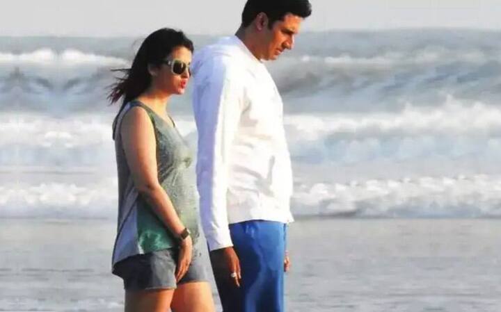 छ वक्त पहले एक्ट्रेस ऐश्वर्या राय (Aishwarya Rai) की भी दूसरी प्रेग्नेंसी की खबरें काफी चर्चा में रही थी. ये अफवाहें तब उड़ने लगी जब वो अपने पति और बेटी के साथ गोवा घूमने गई थीं. इस ट्रिप की तस्वीरें जब सोशल मीडिया पर सामने आई तो ये कहा जाने लगा कि, ऐश्वर्या प्रेग्नेंट हैं. हालांकि कुछ वक्त में ये खबरें सिर्फ अफवाह बनकर रह गई.