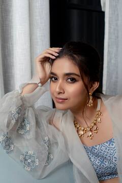 Keerthy Suresh Latest Photos: మండే బ్లూస్... నీలంరంగులో డ్రెస్ లో కీర్తి సురేష్