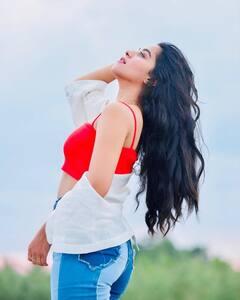 Actress  Mirnalini Ravi pics: மிருணாளினி ரவியின் அசத்தல் போட்டோஷூட்!