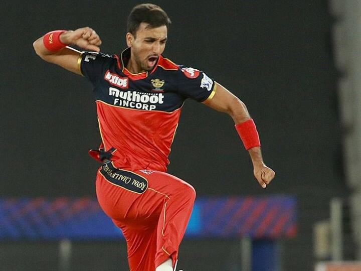 हर्षल पटेल इस साल अब तक आरसीबी के लिए तुरुप का इक्का साबित हुए हैं. उन्होंने आईपीएल 2021 के पहले फेज में सात मैचों में सबसे ज्यादा 17 विकेट अपने नाम किये हैं. आईपीएल 2021 में हर्षल, पर्पल कैप होल्डर भी है. 27 रन देकर 5 विकेट उनका बेस्ट बॉलिंग फिगर हैं. हर्षल ने 15.11 की शानदार औसत, 9.88 के अद्भूत स्ट्राइक रेट और 9.17 की इकोनॉमी के साथ ये विकेट चटकाए हैं.