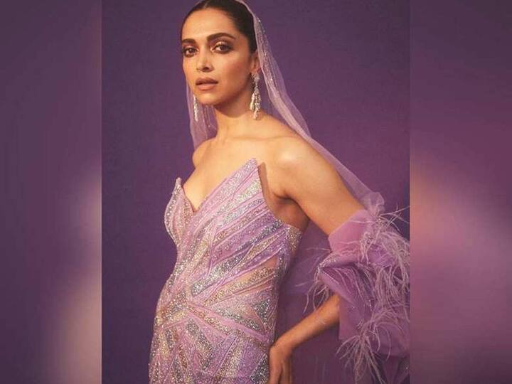 बॉलीवुड की खूबसूरत एक्ट्रेस दीपिका पादुकोण (Deepika Padukone) ने साल 20218 में ही एक्टर रणवीर सिंह से शादी की थी. जिसके बाद फैन्स उन्हें मां बनने को लेकर सवाल पूछने शुरू कर दिए थे. अपनी फिल्म छपाक फिल्म के प्रमोशन के दौरान भी जब एक्ट्रेस से यही सलाव पूछा गया तो, उन्होंने नाराज होते हुए कहा कि, क्या मैं उन्हें प्रेग्नेंट औरत जैसी दिख रही हूं. क्या मैं आपसे पूछने के बाद फैमिली प्लानिंग करूंगी.और अगर मैं मां बनने वाली हूं तो 9 महीने बाद सच सामने होगा.
