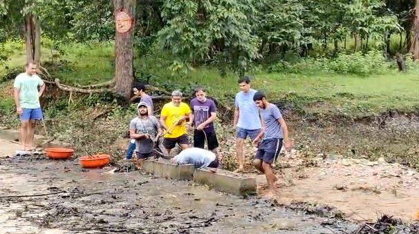 हा कचरा साफ करण्याचे काम दरवर्षी संबंधित विभागाने करणे अपेक्षित आहे. पण, ते करत नसल्यामुळे थोडा पाऊस झाला तरी पाणी अडून ते पुलावरून वाहते आणि रहदारी बंद होते.   त्यामुळे कार्यकर्त्यांनी स्वत:हून कचरा काढण्याचे काम केल्याचे अनिकेत आमटे यांनी सांगितले.