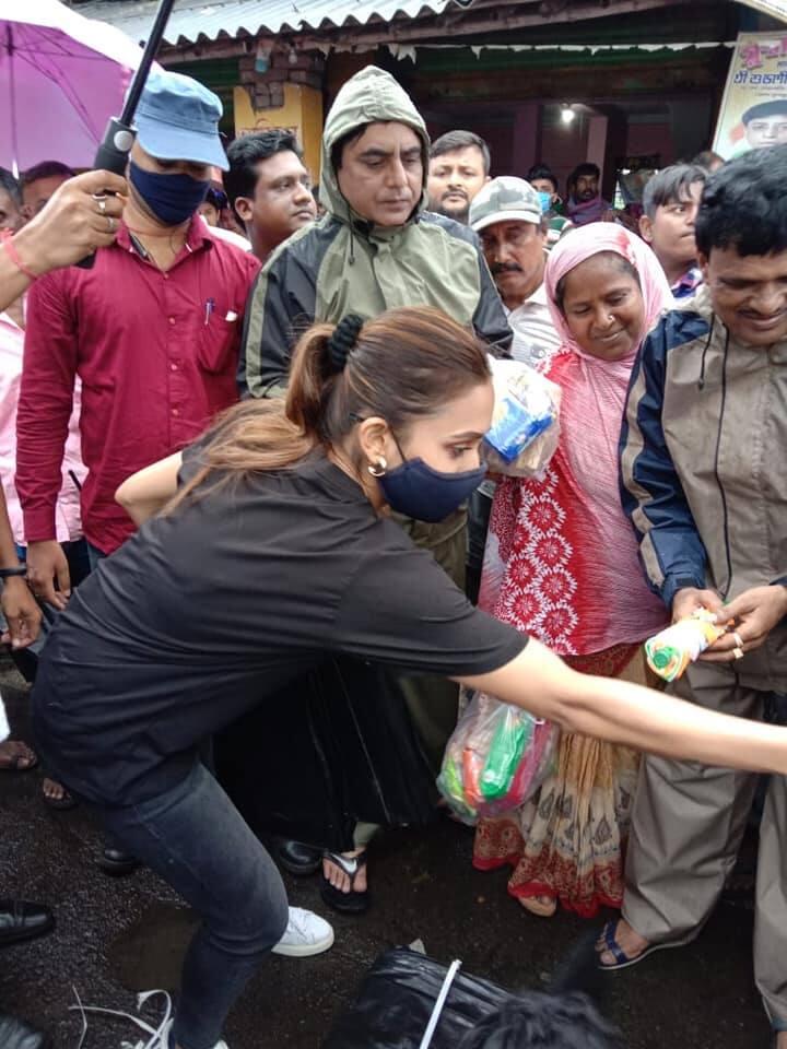 এলাকাবাসির সঙ্গে কথা বলেন তিনি। তাঁদের সমস্যার কথা শুনে প্রয়োজন মত নির্দেশও দেন সরকারি আধিকারীকদের