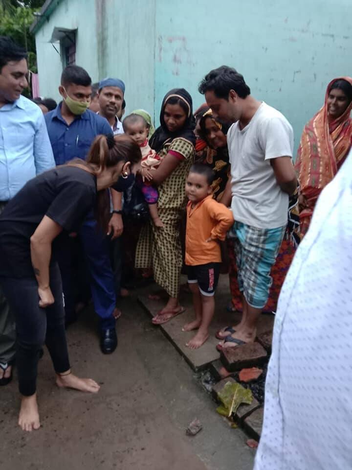 এই প্রথম নয়, প্রাকৃতিক দুর্যোগে একাধিকবার সাধারণ মানুষদের পাশে দাঁড়াতে দেখা গিয়েছে তারকা সাংসদকে। আমফানের সময়ও মানুষের থাকা ও খাওয়ার তদারকি করতে দেখা গিয়েছিল তাঁকে।