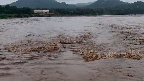 Heavy rainfall in chotaudaipur છોટા ઉદેપુરમાં ધોધમાર વરસાદ, ઓરંસગ નદી બે કાંઠે વહેતી થઈ