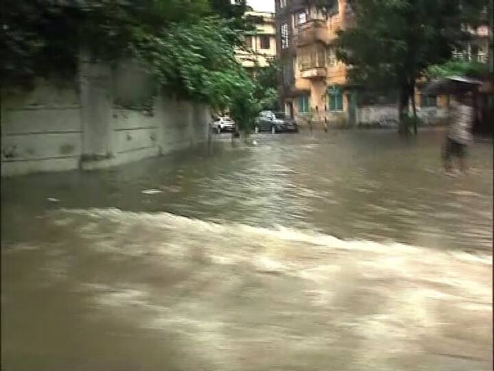 তুমুল বৃষ্টিতে শহরতলির অনেকাংশও জলের তলায়