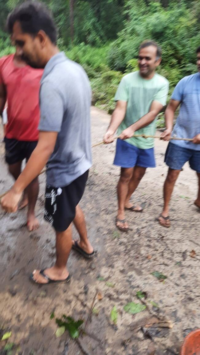 गडचिरोली : आलापल्ली ते भामरागड काम याच विभागाचे असले तरी या मार्गावरील कुमरगुडा आणि ताडगावजवळच्या नाल्यांवर रपट्याखाली जंगलातून पावसामुळे वाहत येणाऱ्या लाकडांचा कचरा साचतो.