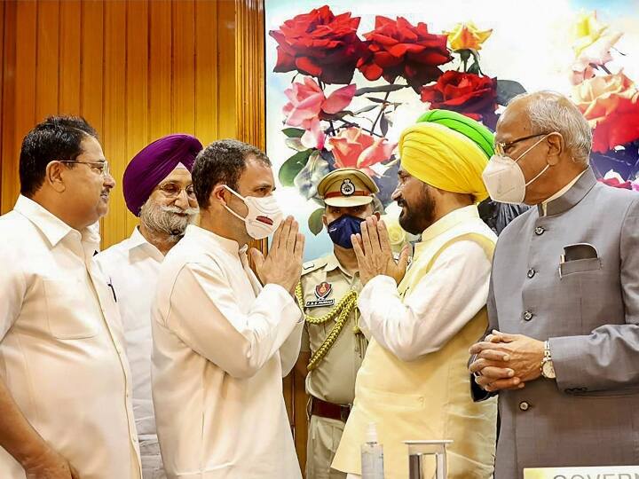 कार्यभार संभालने के बाद चन्नी ने प्रेस कॉन्फ्रेंस किया. इस दौरान छोटे मकानों के लिए पानी की मुफ्त आपूर्ति और बिजली के बिल में कमी करने का वादा किया. साथ ही कहा कि हमारी सरकार किसानों के बिजली बिल को माफ करेगी.