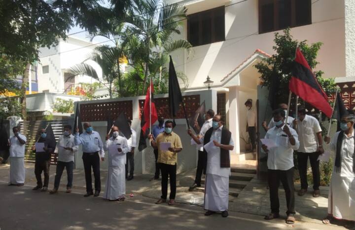 ஆர்ப்பாட்டத்தின் போது மத்திய அரசுக்கு எதிராக கோஷங்கள் எழுப்பப்பட்டது