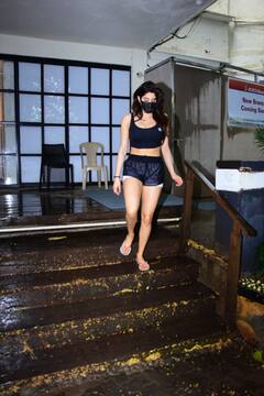 Janhvi Kapoor Spotted: मुंबई के बांद्रा इलाके में जिम के बाहर स्पॉट की गईं जाह्नवी कपूर, ब्लैक ऑउटफिट में दिखा ग्लैमरस अंदाज, देखें तस्वीरें