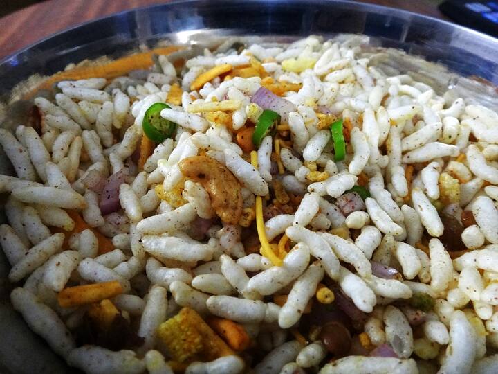 কিছুই বানাতে যদি ভাল না লাগে তাহলে পেঁয়াজ, লঙ্কা কুচিয়ে তেল-নুন দিয়ে মেখে ফেলুন ঝালমুড়ি। সঙ্গে চানাচুর বা ঝুড়িভাজা থাকলে তো কথাই নেই। সন্ধের জন্য পারফেক্ট স্ন্যাক্স তৈরি।