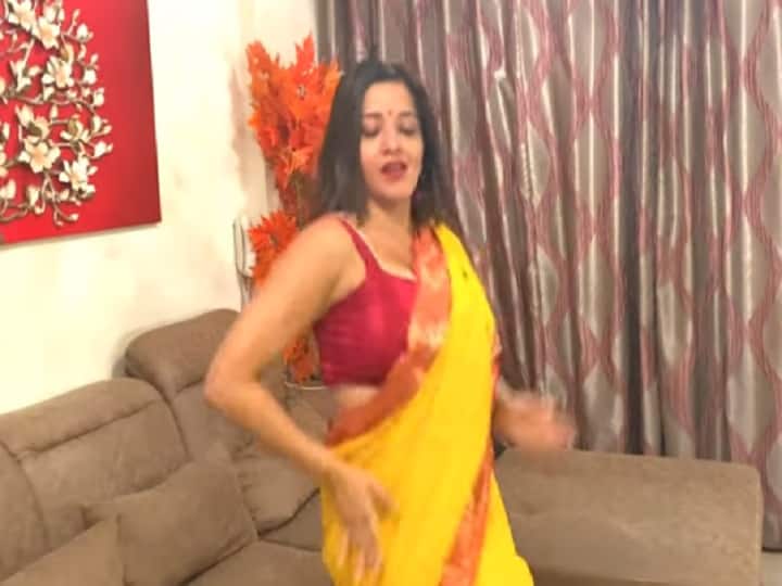 Bhojpuri Video Song: Bhojpuri Actress Monalisa Dance Video on Genda Phool Goes Viral on Youtube Watch Video instagram Bhojpuri Video Song: पीली साड़ी में Monalisa ने 'गेंदा फूल' गाने पर डांस कर मचाया धमाल, देखें एक्ट्रेस का जबरदस्त अंदाज