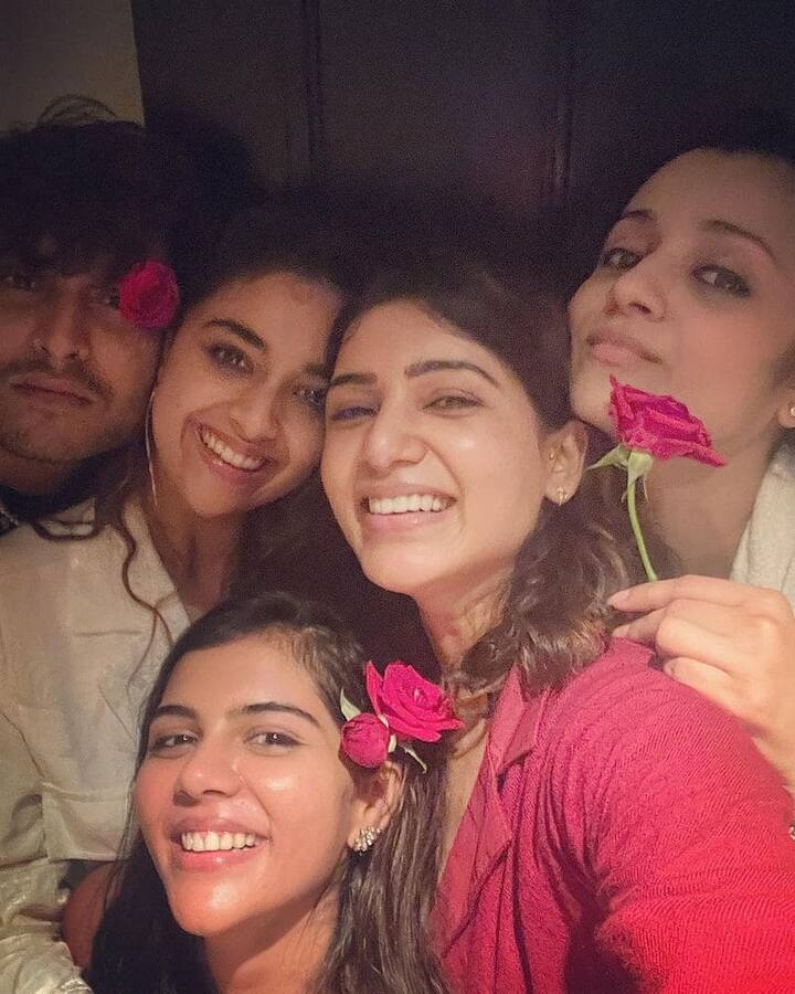 (Photo Courtesy: Instagram) టాలీవుడ్ లో స్టార్ హీరోయిన్ గా దూసుకుపోతుంది కీర్తి సురేష్. 'మహానటి' సినిమాతో ఆమె పాపులారిటీ అమాంతం పెరిగిపోయింది. మరోపక్క సమంత తెలుగుతో పాటు తమిళ, హిందీ భాషల్లో కూడా బిజీ ఆర్టిస్ట్ గా మారింది. తాజాగా వీరిద్దరూ కలిసి పార్టీ చేసుకున్నారు.