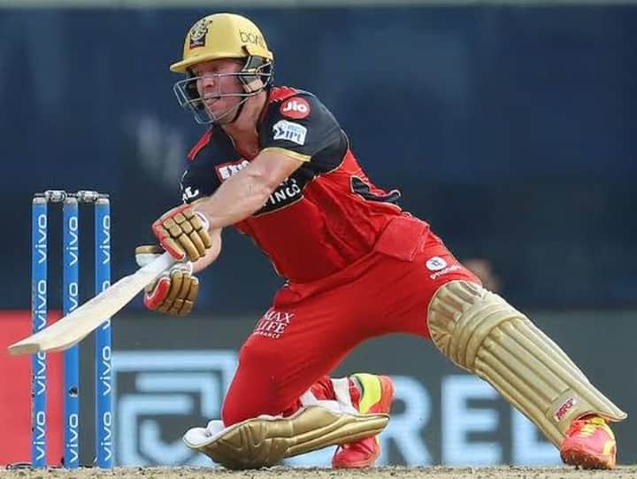 मिस्टर 360 के नाम से मशहूर एबी डिविलियर्स आरसीबी के सबसे भरोसेमंद बल्लेबाज हैं. अपने दिन में एबीडी अकेले दम पर टीम को मैच जिताने की काबिलियत रखते हैं. विराट के साथ एबी ने पांच शतकीय साझेदारी निभाई हैं. साथ ही इन दोनों ने आरसीबी के लिए दो 200 से ज्यादा रनों की साझेदारी भी निभाई हैं. ऐसा करने वाली ये दुनिया की इकलौती जोड़ी है. इस साल आईपीएल के पहले फेज में डिविलियर्स ने सात मैचों में 51.75 की जबर्दस्त औसत, और 164.28 के शानदार स्ट्राइक रेट के साथ 207 रन बनाए हैं. अब तक का उनका सर्वश्रेष्ठ स्कोर 76 रनों का रहा है. डिविलियर्स अब तक आईपीएल 2021 में दो फिफ्टी के साथ साथ 16 चौके और दस छक्के भी लगा चुके हैं. इसके अलावा विकेट के पीछे भी डिविलियर्स का प्रदर्शन शानदार रहा है. वो अब तक आईपीएल 2021 में 8 कैच भी लपक चुके हैं.