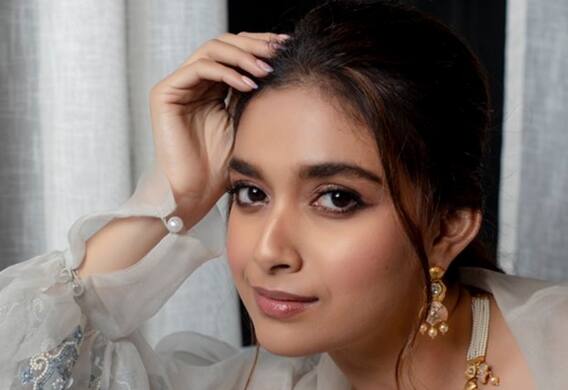 Keerthy Suresh Latest Photos: మండే బ్లూస్... నీలంరంగులో డ్రెస్ లో కీర్తి సురేష్ Keerthy Suresh Latest Photos: మండే బ్లూస్... నీలంరంగులో డ్రెస్ లో కీర్తి సురేష్