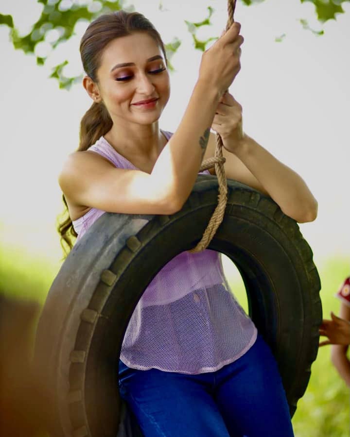 দিনভর বৃষ্টি আজ কার্যত বানভাসি কলকাতা ও সংলগ্ন অঞ্চল। বৃষ্টির দিনে সকাল সকাল ছোটবেলার মত টায়ারে দোলনা বেঁধে খেলার ছবি পোস্ট করেছিলেন তিনি। কিন্তু বেলা গড়াতেই অন্য ভূমিকায় নায়িকা।
