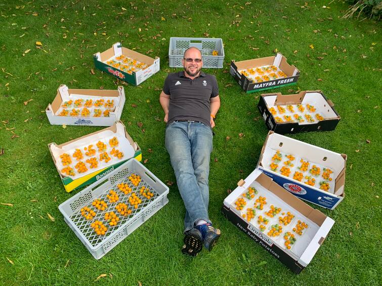 British man makes world record by growing over 800 cherry tomatoes on single stem World Record: ఒకే కాండానికి 839 టమాటాలు... గిన్నీస్ బుక్ ఆఫ్ రికార్డ్స్‌లో చోటు