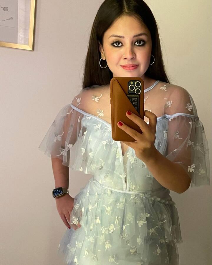 महेन्द्र सिंह धोनी की पत्नी साक्षी धोनी को भी फिटनेस से खासा लगाव है. वे अपनी फिटनेस का पूरा क्रेडिट बेटी जीवा को देती हैं. बेटी जीवा उन्हें सारा दिन इतना भगाती है कि साक्षी का सारा वर्कआउट इसी फॉर्म में हो जाता है.