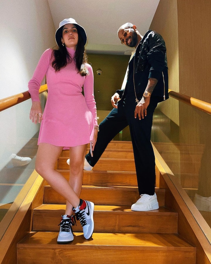 नताशा स्टेनकोविक फिटनेस के मामले में हार्दिक पांड्या से कम नहीं हैं. उन्होंने भी कड़ी मेहनत से बेटे के जन्म के 18 दिन बाद ही अपना पुराना शेप वापस पा लिया था. वे जूम्बा, स्वीविंग और बॉक्सिंग करना पसंद करती हैं.