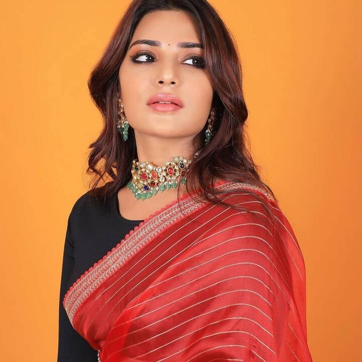எந்தன் உள்ளங்கையில் அவள் உயிரை வைத்தாள் ஒரே சொல்லில் மனசை தைத்தாள்