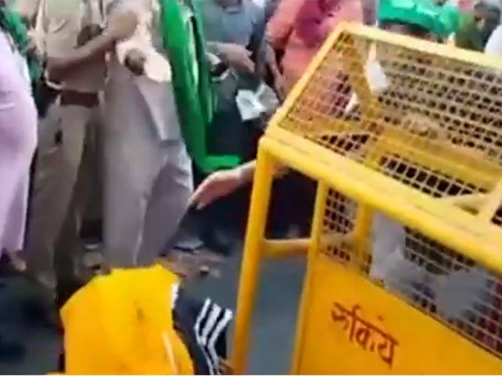 many villagers stage protest at noida authority office Noida Protest: नोएडा में 81 गांवों के लोगों का ‘मटका फोड़ आंदोलन’, CEO के खिलाफ नारेबाजी