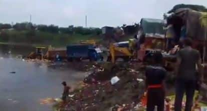 Indore News: भगवान गणेश की मुर्तियों को ट्रकों से अपमानजनक ढंग से तालाब में फेंकने पर FIR दर्ज, 9 निगम कर्मी हुए बर्खास्त