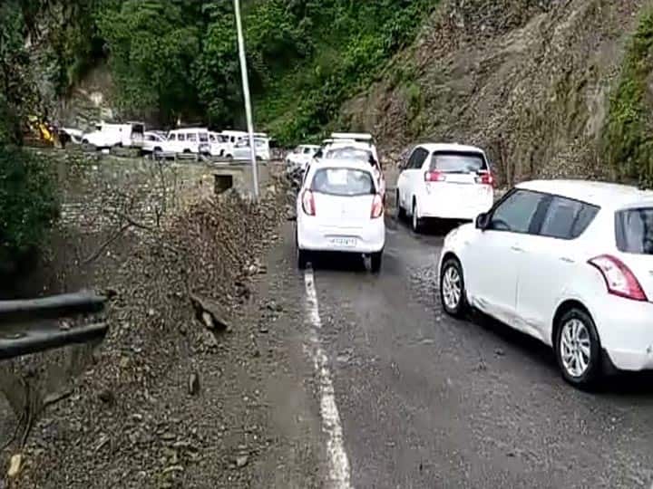 Heavy Rain in Mussoorie: भारी बारिश और भू-स्खलन से मसूरी-देहरादून मार्ग एक घंटे रहा बंद, लगा 3 किलोमीटर लंबा जाम Mussoorie-Dehradun road blocked for one hour after Heavy rain and land slide ann Heavy Rain in Mussoorie: भारी बारिश और भू-स्खलन से मसूरी-देहरादून मार्ग एक घंटे रहा बंद, लगा 3 किलोमीटर लंबा जाम