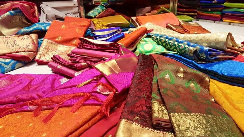 Surat sarees will now be more expensive, job charges increase for the second time in two month સુરતની સાડીઓ હવે થશે મોંઘી, બે મહિનામાં બીજી વખત જોબચાર્જમાં વધારો