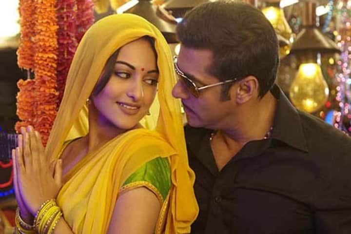 Sonakshi Sinha: सलमान खान ने फिल्म 'दबंग' में शॉटगन यानी सुपरस्टार शत्रुघ्न सिन्हा की बेटी, सोनाक्षी सिन्हा को 'रज्जो' के रूप में लॉन्च किया. फिल्म में अपने काम से असली सोना ने खूब वाहवाही लूटी थी.