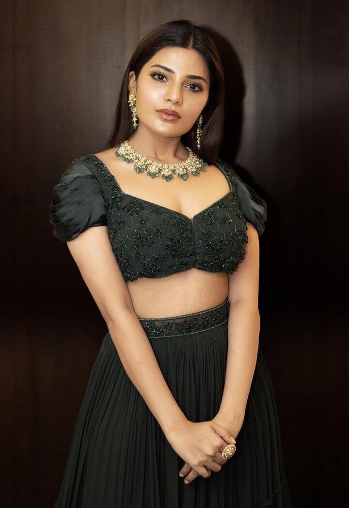 அன்பே உன் ஒற்றை பார்வை அதை தானே யாசித்தேன் கிடையாதென்றால் கிளியே என் உயிர் போக யோசித்தேன்