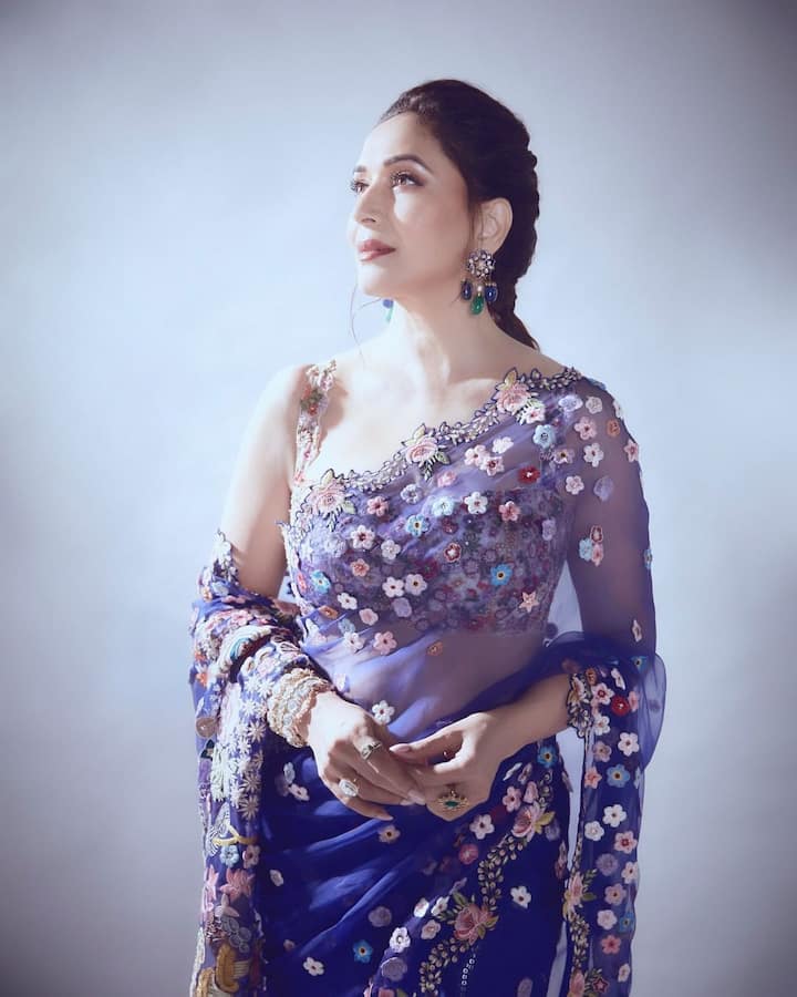 माधुरी दीक्षित नीले रंग की खूबसूरत साड़ी को कैरी करती दिखाई दी है. साड़ी की खूबसूरत तस्वीरों में वो काफी फिट दिखी हैं. माधुरी ने फोटो शेयर करने के साथ कैप्शन में लिखा, फूल मांगू ना बहार मांगू, मैं तो सनम तेरा प्यार मांगू.’ माधुरी दीक्षित कई सालों से देश की ब्यूटी आइकॉन रही हैं. माधुरी की मुस्कान भी सभी का दिल जीत लेती है. उनके डांस मूव्स आज भी लोगों को दीवाना बनाते हैं.