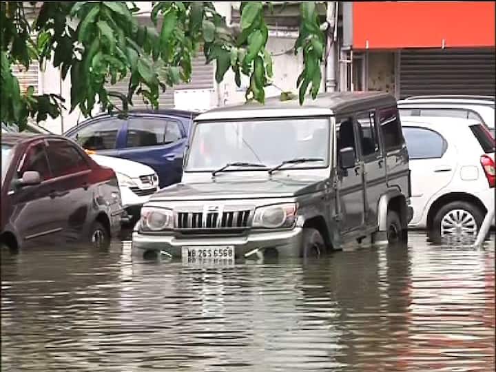 একে জল নামতে সময় লাগছে, তার উপর টানা বৃষ্টি বাড়িয়েছে দুর্ভোগ।
