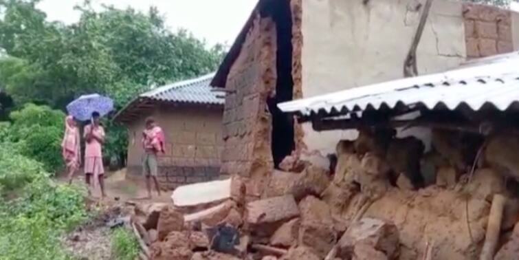 A three-year-old girl died when the wall of her house collapsed in Shalboni West Midnapore West Midnapore: বাড়ির দেওয়াল চাপা পড়ে মৃত্যু তিন বছরের শিশুকন্যার, শালবনির ঘটনায় শোকের ছায়া এলাকায়