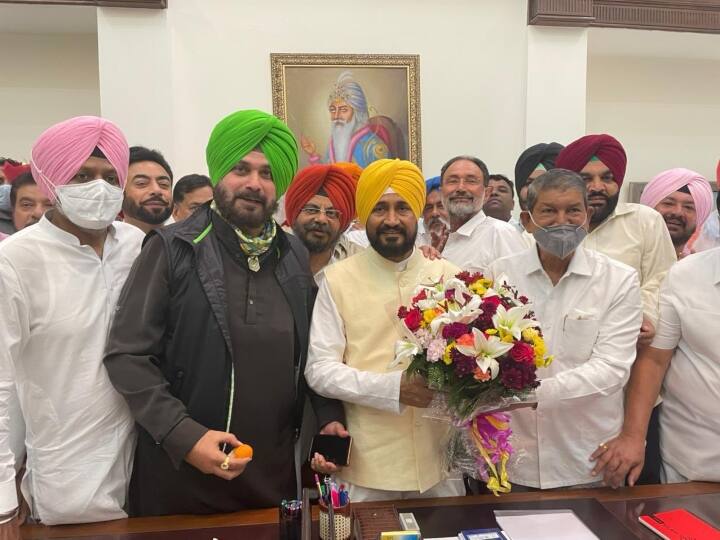 सिद्धू ने अपनी एक फोटो ट्विटर पर पोस्ट की जिसमें वह चन्नी और उपमुख्यमंत्री सुखजिंदर सिंह रंधावा के साथ एक ‘चार्टर्ड’ प्लेन के पास दिख रहे हैं. सिद्धू ने ट्वीट किया, ‘‘कर्तव्य पालन के क्रम में!!’’