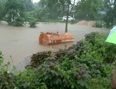 Chhotaudepur : પાણીના ધસમસતા પ્રવાહમાં તણાયું ટેન્કર, જુઓ LIVE VIDEO