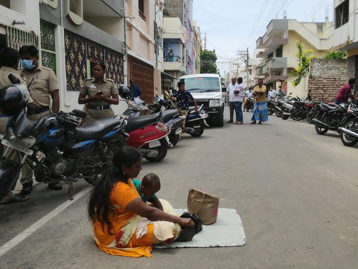 முதல் மனைவியின் வீட்டில் இருக்கும் கணவனை மீட்டுத்தரக்கோரி இரண்டாவது மனைவி தர்ணா