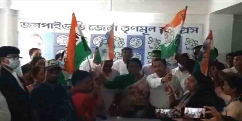 Jalpaiguri 7 BJP members of Champaguri gram panchayat join tmc Jalpaiguri: উত্তরবঙ্গে ফের বিজেপিতে ভাঙন, চম্পাগুড়িতে তৃণমূলে যোগ ৭ জনের