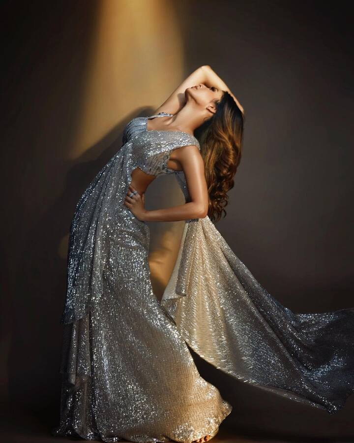 वैसे ये कोई पहला मौका नहीं है जब मौनी रॉय ने साड़ी में हुस्न की बिजलियां गिराई हों. बल्कि साड़ी उनका फेवरेट आउटफिट है और हर बार उन्होंने ये बात अपने स्टाइल से साबित कर दी है. (फोटो – सोशल मीडिया)