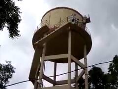 Aligarh News: पानी की टंकी पर चढ़ा युवक, दारोगा पर लगाया आरोप, अधिकारियों के उड़े होश