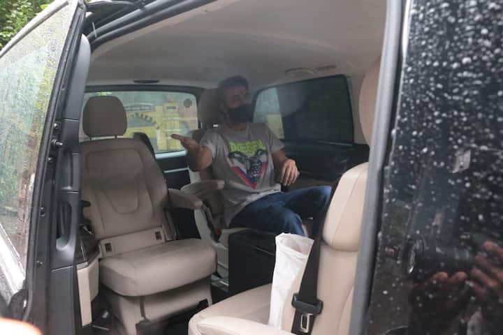 According to reports, Raj Kundra was extremely emotional when he stepped out and was spotted in tears. [pic credit: Manav Manglani]