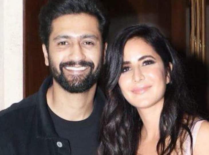 Katrina Kaif के साथ रोके की खबर पर परिवार ने मांग ली थी Vicky Kaushal से मिठाई, एक्टर ने दिया था ये जवाब Know how vicky Kaushal family reacted on his engagement rumours with actor Katrina Kaif Katrina Kaif के साथ रोके की खबर पर परिवार ने मांग ली थी Vicky Kaushal से मिठाई, एक्टर ने दिया था ये जवाब