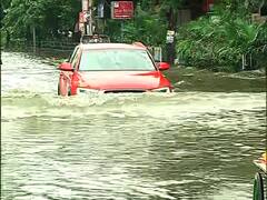 Rain Update : এখনও জল নামেনি বহু জায়গা থেকে, মঙ্গলেও দুর্ভোগ কাটছে না শহরবাসীর