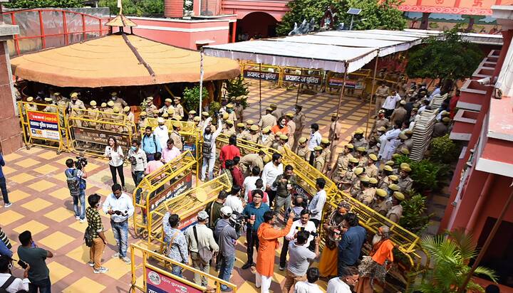 Crowd of media personnel and other at the Baghambari Gaddi Math where UP CM Yogi Adityanath arrived to pay tribute to Akhil Bharatiya Akhara Parishad President Mahant Narendra Giri Maharaj. (Image Source: PTI)